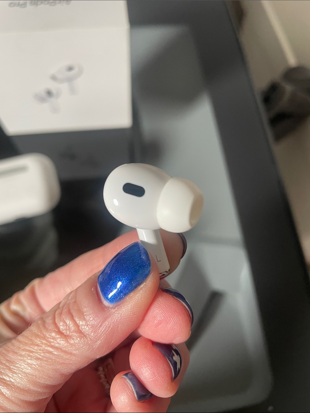 Apple AirPods Pro with White Charging Case and Cable - Picture 5 of 9